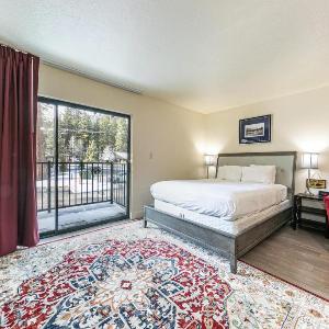 Charming Queen Studio Deluxe w/Balcony #233 at Donner Lake Village