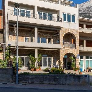 Apartments with parking space Makarska - 22017