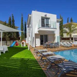 Tsokkos Family Villa - Pool Garden 2' Walk to Beach