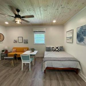 Beautifully Renovated Studio 2 miles from Marina!