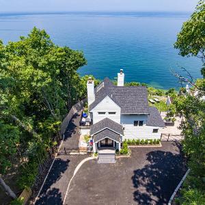 Coastal Retreat: Waterfront Deck Awesome Views