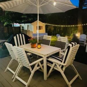 Sea Cliff Charm: 5 Mins to Beach Firepit