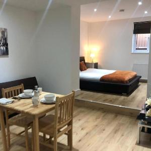 London Bermondsey 3 People Beautiful Studio