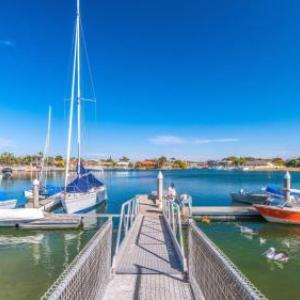 Peninsula Court Unit 1 - Waterfront Holiday Apartment with Pool & River Views - Holiday Yamba