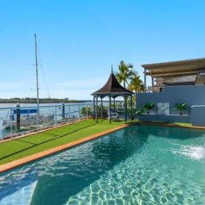 Salty Dayz - Designer Waterfront with Private Pontoon & Pool - Holiday Yamba