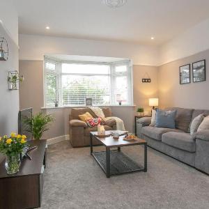 Large Modern House - Central Location- Parking