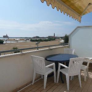 Villa Nave Trilocale con Terrazza Frontemare - Agenzia Cocal