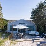 Chic Beach House: Waterfront Vineyards Hot Tub