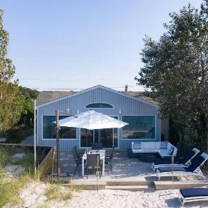 Chic Beach House: Waterfront Vineyards Hot Tub
