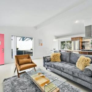 The Guava Door - Cheerful Mid-Century - big yard free parking