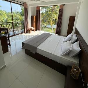 Shades Hotel & Villa
