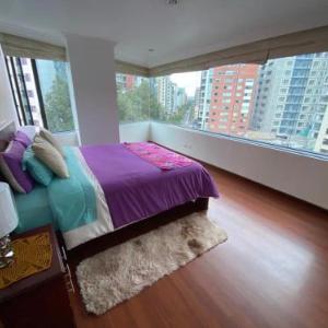 Rep Salvador Quito 2-bedroom condo with parking and Netflix
