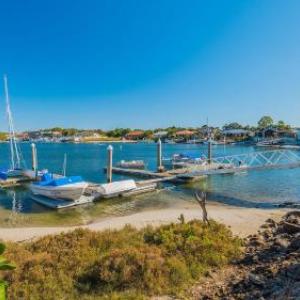 Peninsula Court Unit 10 - Waterfront Unit with Pool & River Views - Holiday Yamba