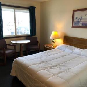 1 Queen Bed