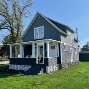 3 Bedroom House with Lake Pepin views with access to shared pool