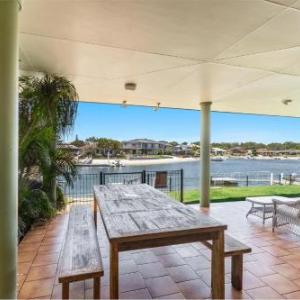 Ponderosa - Pet-Friendly Waterfront Luxury with a Private Pontoon - Holiday Yamba