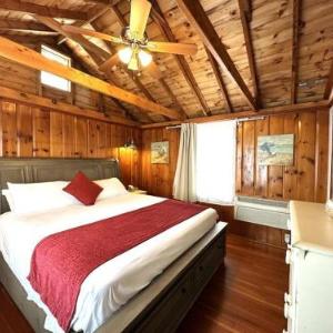 Cottage 10 - King Bed Child Loft w Twin Private Bath Kitchenette Pets Allowed Fee applies