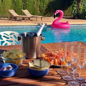 Prive Villa met zwembad wandelafstand van strand.