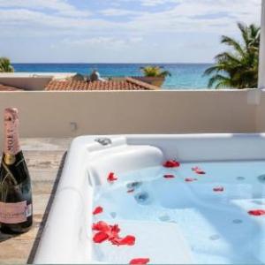 Xaman Ha beach House- steps from the beach!
