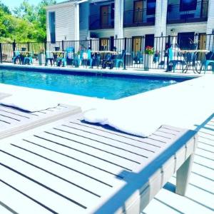 Group suite near Six Flags with onsite activities