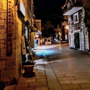 Apartments by the sea Makarska - 22489