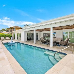Beach Life - Less Than 1 Mile To Vanderbilt Beach! - ON THE WATER