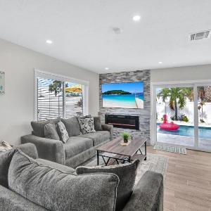 NEW Palm Tree Paradise -Close To The Beach! Beautiful Heated Pool!