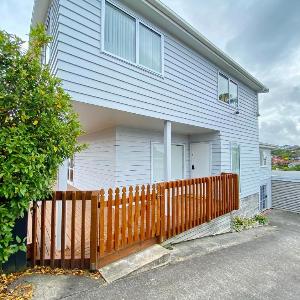 Browns Bay Spacious Retreat- near Beach & Shopping