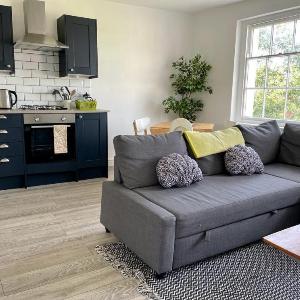 F4 Town Centre Walk to Races! Sleeps 4