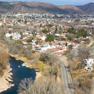 Casa Villa Carlos Paz con pileta frente al río