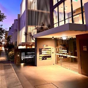 Luxury 1 BR Apartment in Randwick- Walk to hospital UNSW Dining W parking and lift and AC
