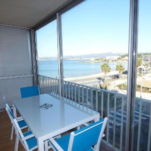 Bel appartement T2 avec vue mer. Plages commerces et restaurants à pied.