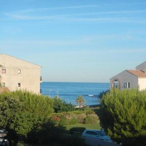 Appartement vue mer dans grand domaine avec piscine.