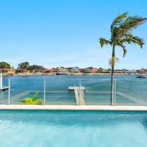 Sandy Shores - Absolute Waterfront & Swimming pool - Holiday Yamba