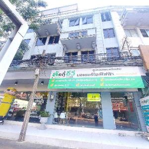 Sukhum Huai Khwang Guest House