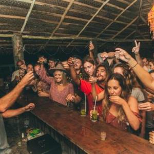 Surf & Party - Hostel Somewhere Else