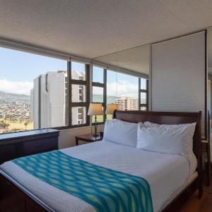 21st Floor Condo With View of Ko'olau Mountains and the Ala Wai Canal condo