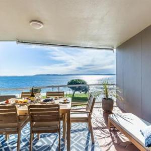 Florentine 13 11 Columbia Close -fabulous unit with air con wifi pool lift and waterviews