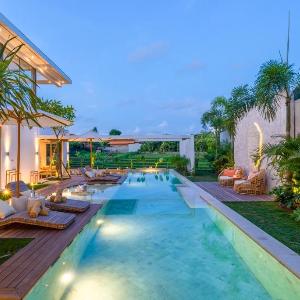Vida and Vola - Majestic Coastal Retreat in Canggu