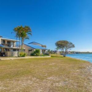 Peninsula Court Unit 9 - Peaceful Waterfront Escape with Pool - Holiday Yamba