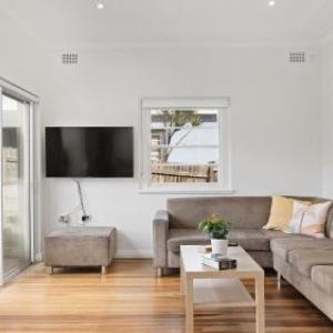 Tomaree Cottage 12 Tomaree Road - 200 mtrs to Beach - Pet Friendly linen WiFi & aircon