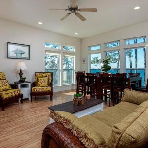 Pelican Roost 9407
