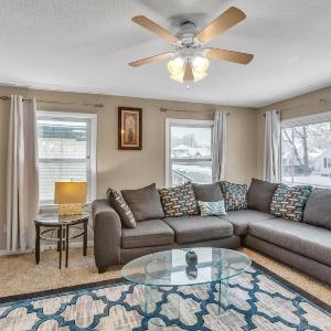 Lovely PET FRIENDLY three bedroom in desirable Urbandale Location! home