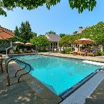 Private Pool & Lake MI access hot tub putting green basketball court and more!