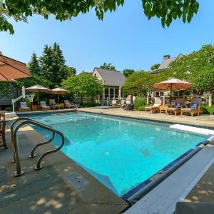 Private Pool & Lake MI access hot tub putting green basketball court and more!