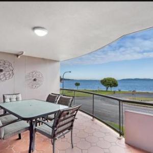 Florentine 8 11 Columbia Close - opposite the beach with Air con and water views