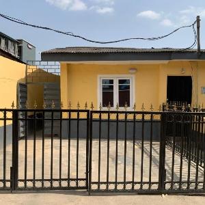 Lagos 1-Bed Apt Sleeps 2 with AirCon & Parking