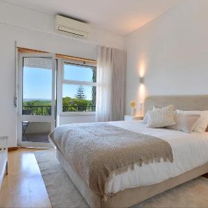 Sea View Family Apartment - Balcony - Free Parking - Walk to Beach