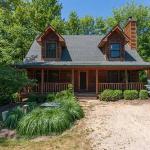 Our Get Aweigh - Cabin Retreat - private hot tub - community pool - Goshorn Lake Access
