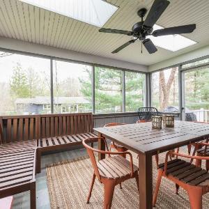 Little Grey Cottage - Beautifully decorated large vacation home - Walking distance to Lake Michigan!